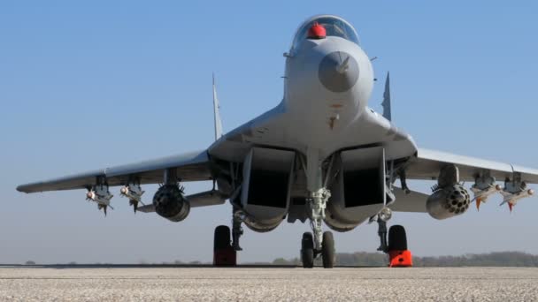 Serbia Fuerza Armada MiG29 con Armas Reales listas para la Vista de la Nariz de Batalla — Vídeo de stock