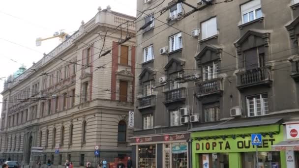Λεωφορεία και Κτίρια στο Κέντρο του Βελιγραδίου, πρωτεύουσα της Διεθνούς Πόλης της Σερβίας — Αρχείο Βίντεο