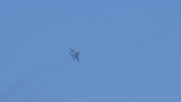 Боевые сверхзвуковые МиГ-29 сербской военной авиации на высокой скорости в голубом небе — стоковое видео