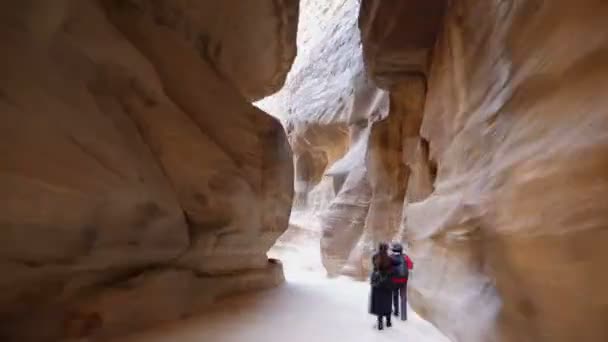 Petra Al Siq Canyon in Jordan Hyper lapse in 4K Ultra HD Video — 图库视频影像