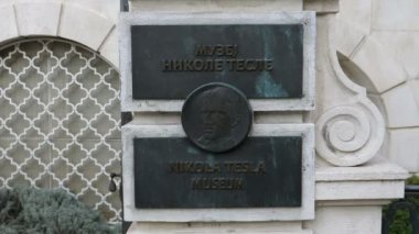 Belgrad müzesinde Nikola Tesla bilimadamı ve mucidi kutlanan bronz tabak
