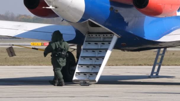 Experto en Eliminación de Bombas con Suite Anti Explosiones Transporte una Bomba desde un Avión — Vídeo de stock