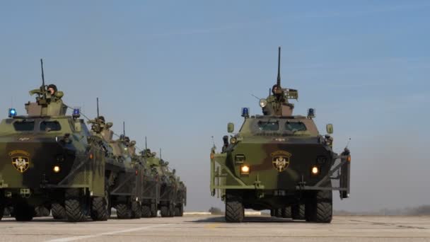 Szerb fegyveres erők páncélozott katonai járművei zöld mimetikus álcázásban — Stock videók