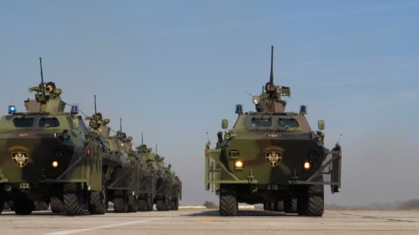 Veículos militares blindados da força armada sérvia em camuflagem mimética verde — Vídeo de Stock