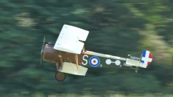 Взлет винтажного военного самолета Sopwith Camel Первой мировой войны — стоковое видео