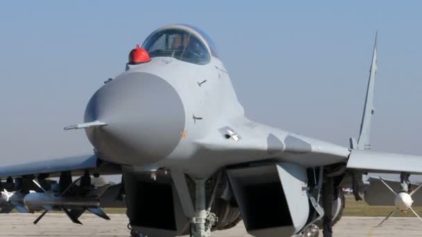 Az orosz MiG-29-es katonai repülőgép pilótafülkéje a szerbiai Batajnica légibázison — Stock videók