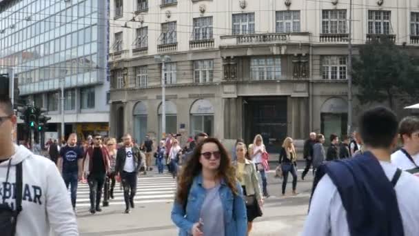 Personas y turistas cruzan la calle en el semáforo en el centro de Belgrede — Vídeos de Stock