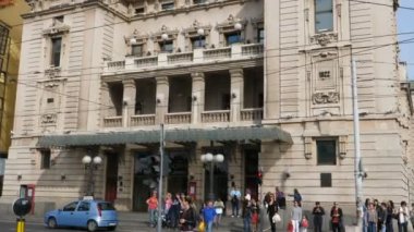 Sırbistan 'ın Belgrad Cumhuriyet Meydanı' ndaki Ulusal Opera Tiyatrosu önündeki insanlar