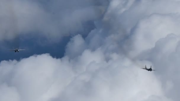 Militärflugzeuge MiG-29 Fulcrum im Flug bei trübem Himmel. 4K-Video zum Luftverkehr — Stockvideo