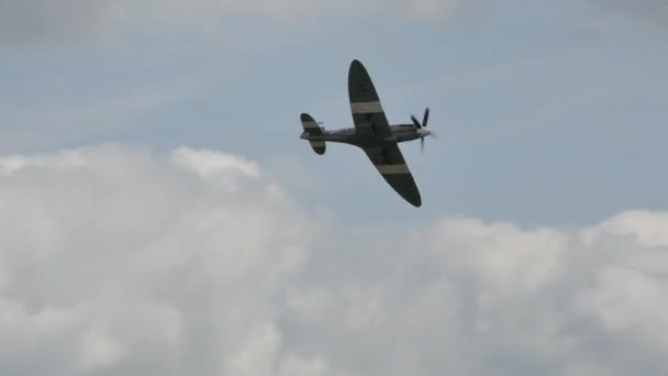 Supermarine Spitfire från Royal Air Force RAF i flygning. — Stockvideo