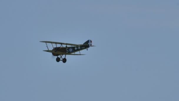 Sopwith Camel Eerste Wereldoorlog tweedekker in vlucht neerdalend voor landing — Stockvideo