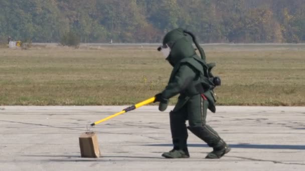 爆弾処理の専門家と抗爆発スイートは、地上に疑い爆弾を配置します — ストック動画