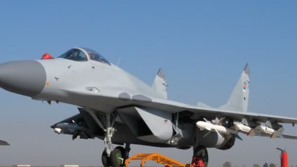 Zoom a una nariz de avión de combate con misiles listos para el campo de batalla — Vídeos de Stock