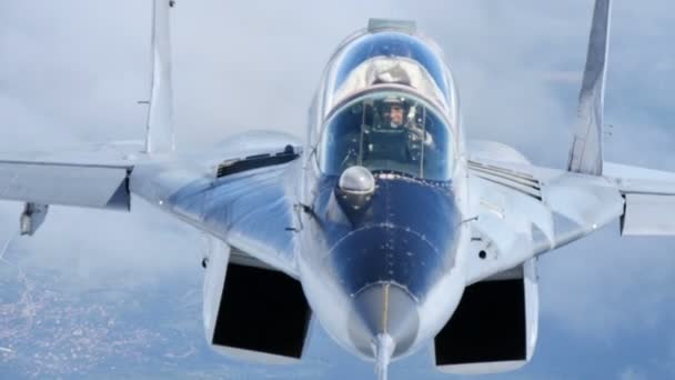 Pilote de chasse en vol. Vue rapprochée du MiG-29 bulgare jet de guerre froide. — Video