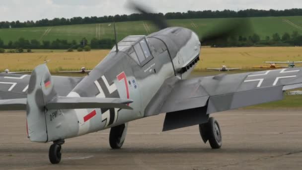 Szary nazistowski samolot Luftwaffe Messerschmitt BF 109 na pokazach lotniczych 4K — Wideo stockowe