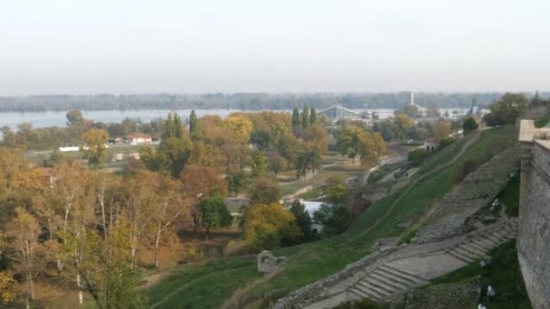 Városkép Belgrád Alsóvárosból a Kalemegdan erődből a Szávával — Stock videók