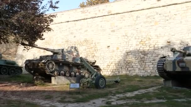 Kanonnen, tanks en artillerie in het fort Kalemegdan in Belgrado Militair Museum — Stockvideo