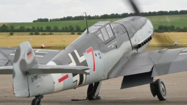 Szary nazistowski samolot Luftwaffe Messerschmitt BF 109 na pokazach lotniczych 4K — Wideo stockowe