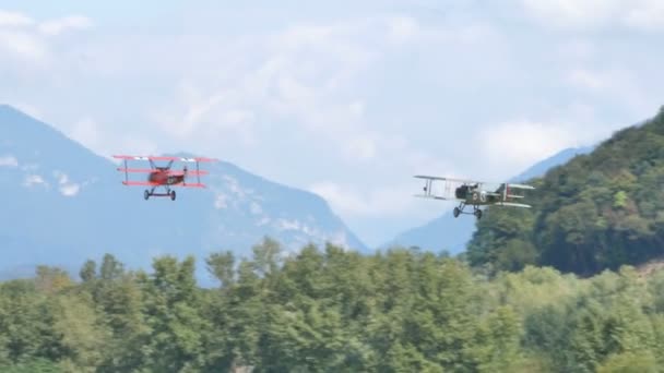 Red Baron Triplane v letu s dvojplošníkem první světové války eskapády Baracca — Stock video