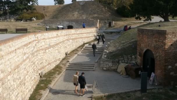 Μια ομάδα ανθρώπων που περπατούν σε μια γέφυρα. — Αρχείο Βίντεο