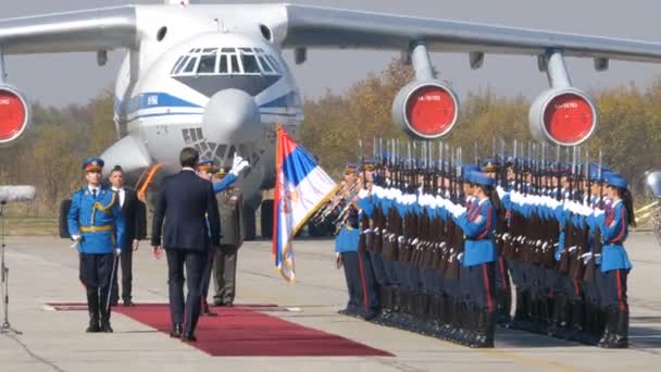 Serbiens Präsident Vučić mit Militärkapelle und Soldaten in Sloboda — Stockvideo