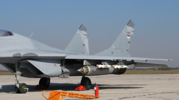 Harci vadászgép Jets Armed Parked Tilt. Szerb légierő Új MiG-29 Fulcrum. — Stock videók