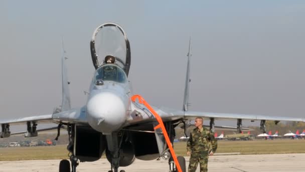 Military Fighter Jet Pilot get out of a Serbian Air Force MiG-29 Fulcrum — Stock Video