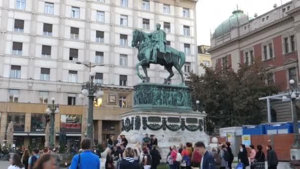 Monumento ecuestre Príncipe Mihailo en la Plaza de la República de Belgrado, Trg republike — Vídeo de stock