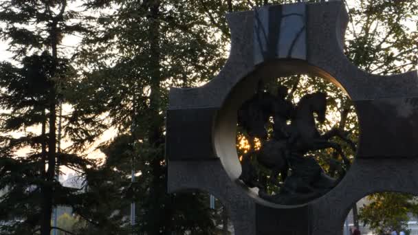 Jezdecká socha svatého Jiří, která zabíjí draka kopím při západu slunce — Stock video