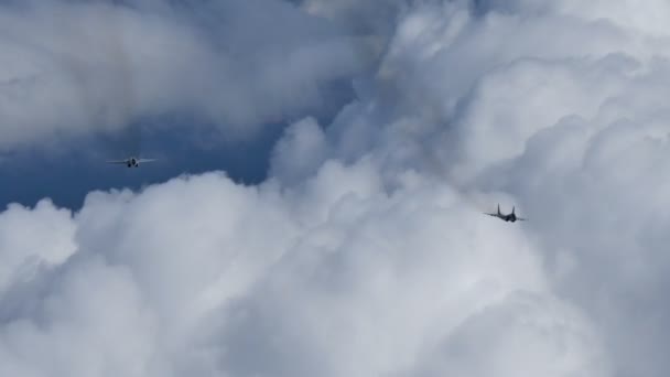 Militärflugzeuge im Flug bei trübem Himmel. Mikoyan Gurevich MiG29 4K — Stockvideo