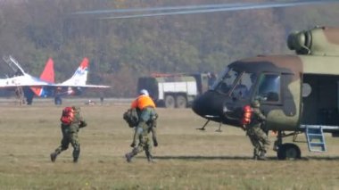 Sırp Askerler Askeri Tatbikat sırasında Rus Askeri Helikopterine Atladı