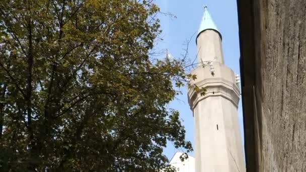 ミナレットのあるバジャクリ・モスクのミナレットはベオグラードで唯一のオスマン帝国のモスクである。 — ストック動画