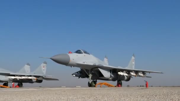 Zoom sur un jet militaire supersonique russe MiG 29 avec des missiles de guerre réels — Video