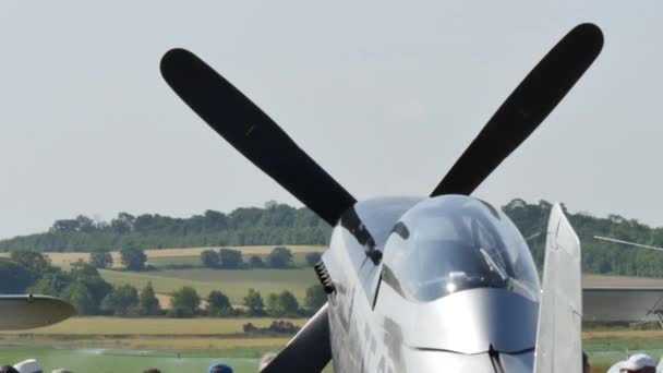 Les gens se promènent autour des avions de la Seconde Guerre mondiale — Video