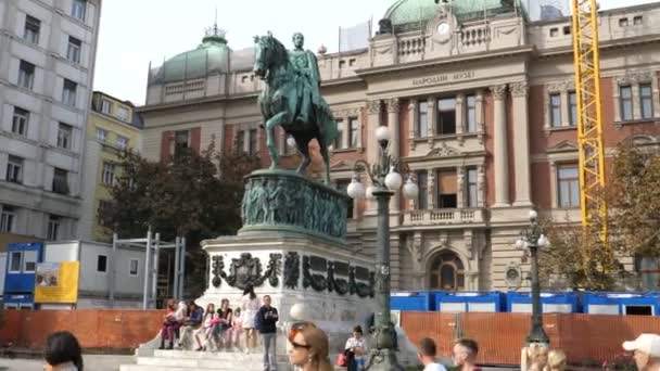 Monumento ecuestre Príncipe Mihailo en la Plaza de la República de Belgrado, Trg republike — Vídeos de Stock