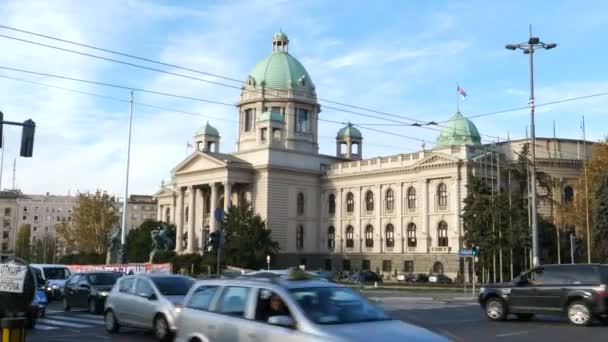 Autoverkehr und Umweltverschmutzung an einer Ampel vor dem serbischen Parlament — Stockvideo