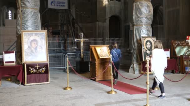 Jóvenes cristianos ortodoxos besan un icono sagrado en la iglesia de San Sava en Belgrado — Vídeos de Stock