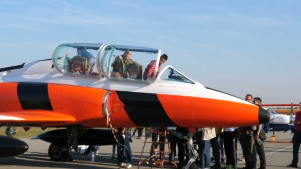 Le persone visitano la cabina di pilotaggio di un aereo militare G-3 Galeb di colore speciale — Video Stock