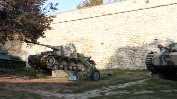 Kanonen, Panzer und Artillerie im Militärmuseum der Festung Kalemegdan in Belgrad — Stockvideo