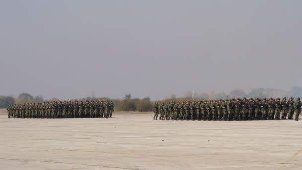 Pelotones de soldados en marcha con equipamiento militar de combate del ejército serbio — Vídeo de stock