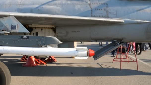 Vista de Air to Air Russian fez míssil sob um jato militar da era soviética MiG 21 — Vídeo de Stock
