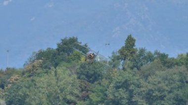 Sopwith Deve 1. Dünya Savaşı çift kanatlı uçakları iniş için iniyor.