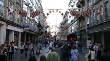 Belgrad şehir merkezinin ana yaya caddesinde insanlar yürüyor