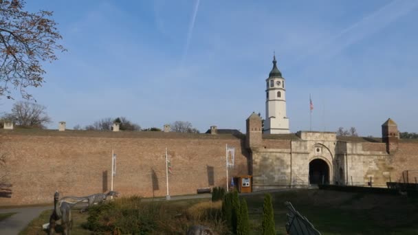 Portão do Relógio de paredes da Fortaleza de Belgrado Kalemegdan sob a Torre do Relógio — Vídeo de Stock