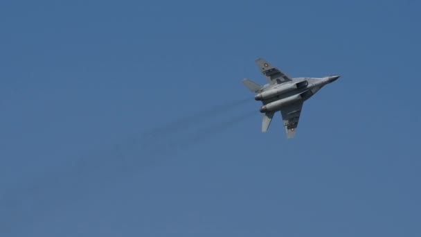 Στρατιωτικό αεροσκάφος MiG 29 έκανε γρήγορη Rolls Piloted by Radev Πρόεδρος της Βουλγαρίας — Αρχείο Βίντεο