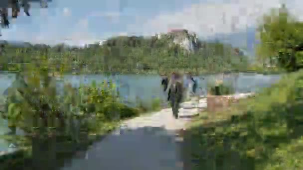 Turister Promenad vid Bled Lake i Slovenien Alperna 4K HD Hyper Lapse — Stockvideo