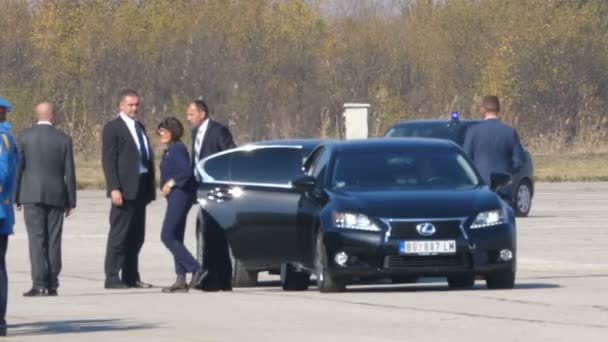 Sérvia Primeira-Ministra Ana Brnabic em evento militar — Vídeo de Stock