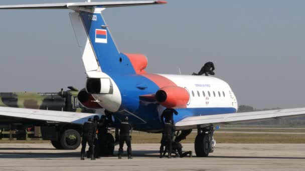 Sondereinheit der serbischen Polizei erreicht Flughafen mit Militärgeländefahrzeugen — Stockvideo