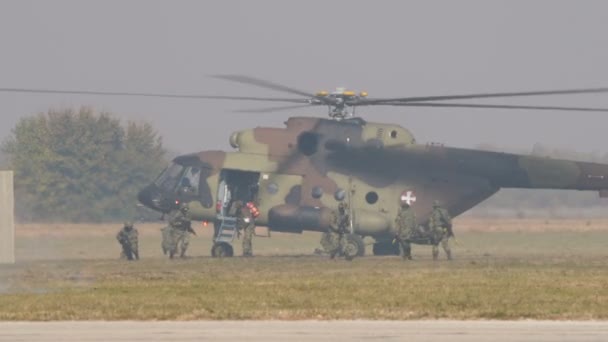 歩兵はヘリコプターを救助するために負傷した兵士とストレッチャーを運ぶ — ストック動画