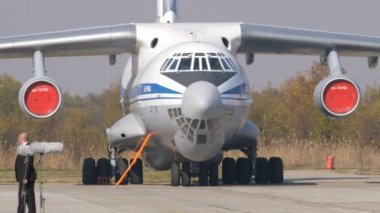Rus 4 motorlu kargo uçağı Ilyushin Il-76 'nın yakın görüntüsü